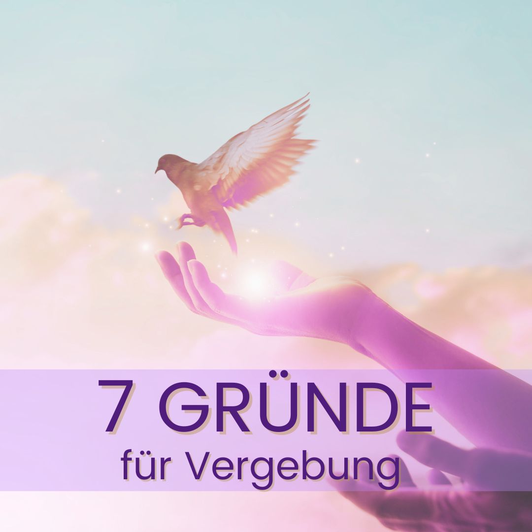 Hände lassen eine Taube in den Himmel fliegen – Symbol für Vergebung, inneres Loslassen und seelische Befreiung.