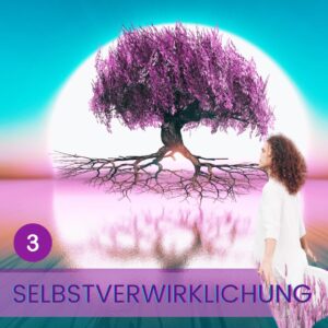 Frau in weißer Kleidung blickt auf einen Baum mit violetter Krone und weit verzweigten Wurzeln, der in einem leuchtenden, magisch wirkenden Licht steht – Symbol für Selbstverwirklichung, Erdung und spirituelles Wachstum.