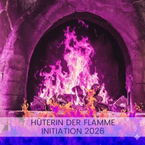 Ein mystischer Steinbogen, in dem ein hohes, harmonisches Feuer in Form eines Dreiecks lodert. Die Flammen leuchten in Violett- und Pinktönen, während der untere Bildteil in einem ruhigen, erdenden Blauviolett gehalten ist. Ein Textband im unteren Drittel trägt die Aufschrift: ‚HÜTERIN DER FLAMME – INITIATION 2026