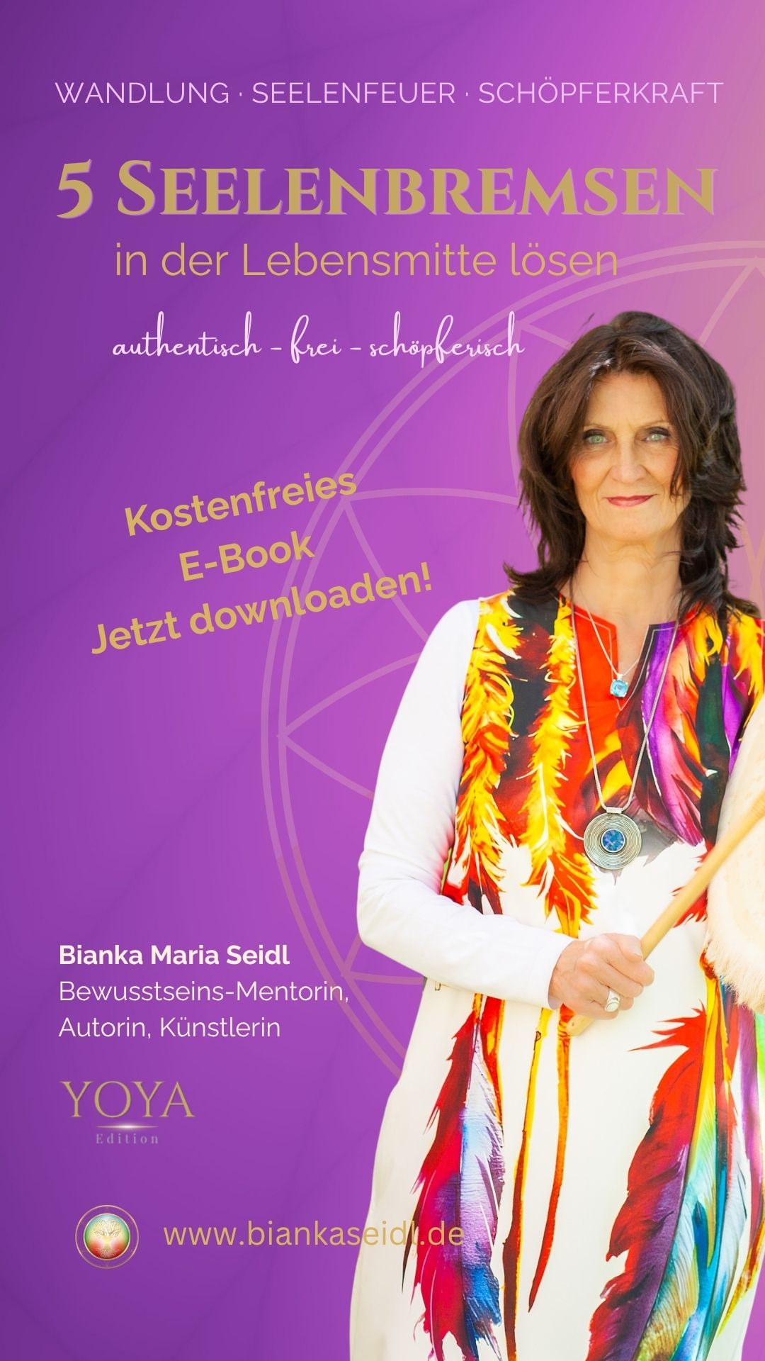 Bianka Maria Seidl vor dunkelmagenta Hintergrund mit Trommel - Einladung zum Ebook