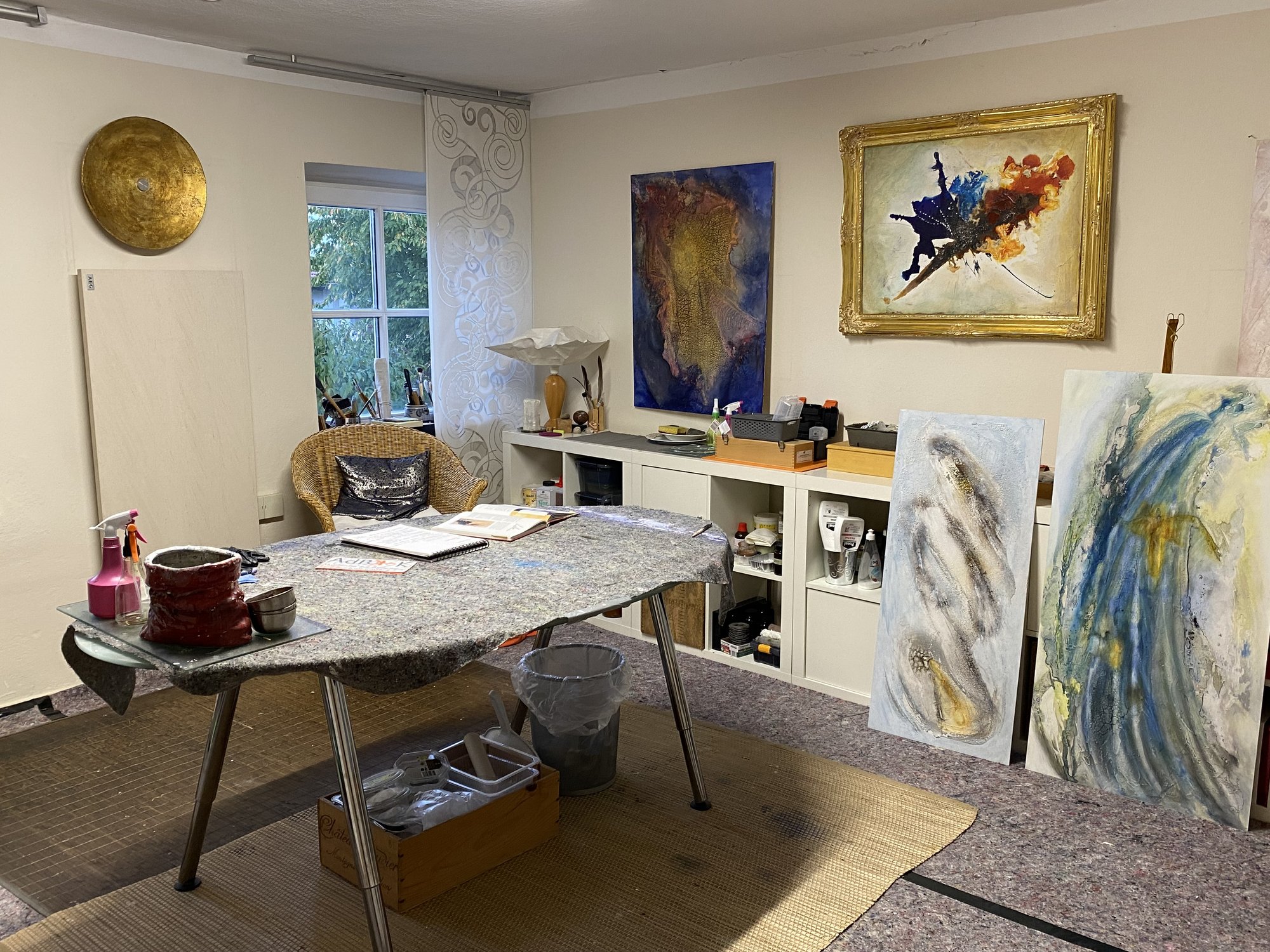 Atelier von LishareArt in Windberg mit Arbeitstisch, Wandbildern und goldenem Rahmen