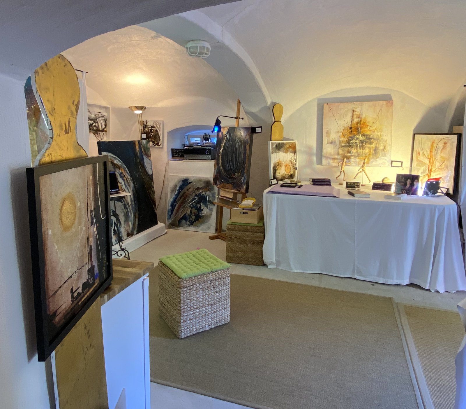 Durchblick durch den Gewölbebogen der Kleinen Galerie Windberg mit Bildern von LishareArt