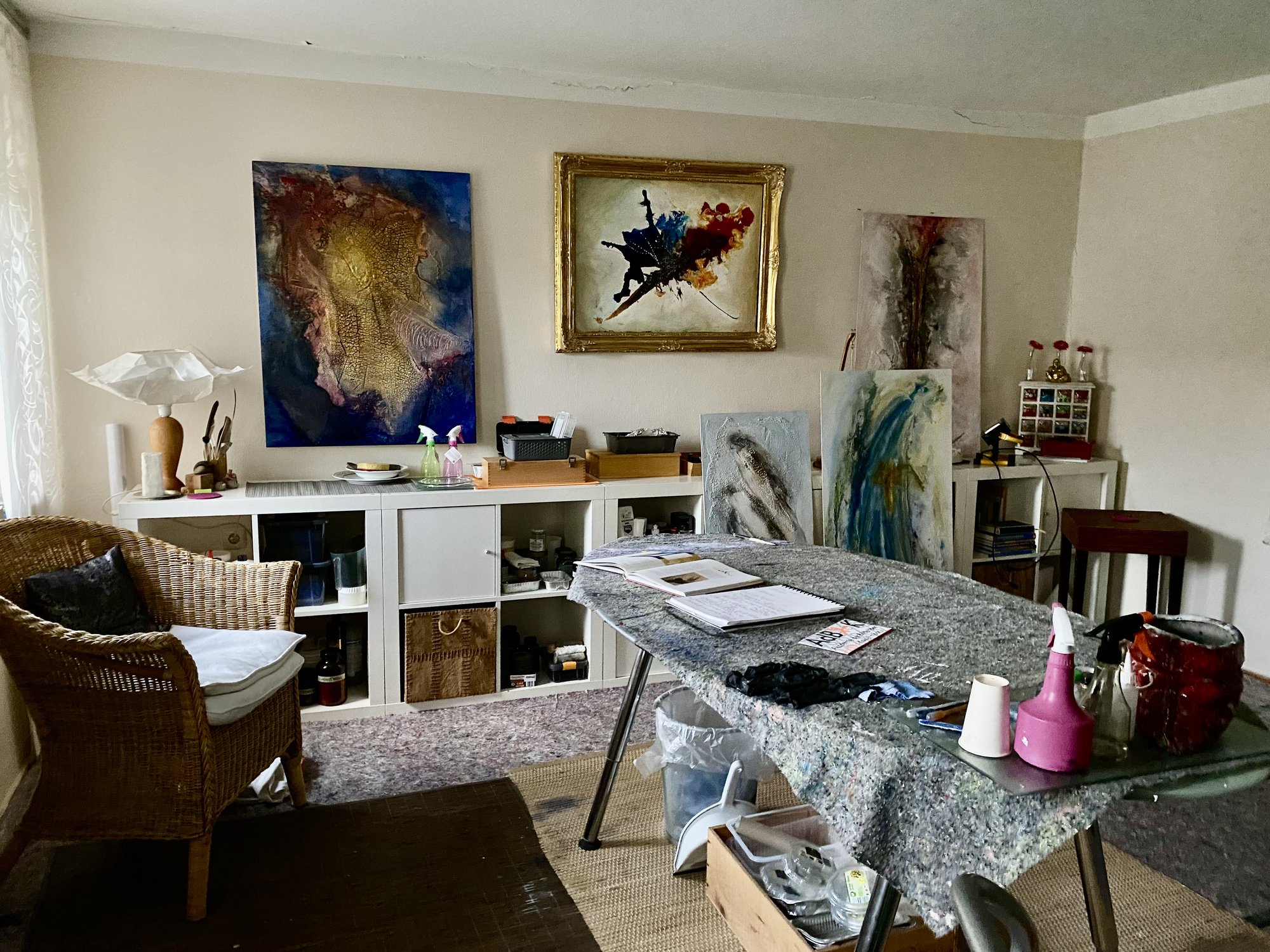 Studientisch im Atelier von LishareArt mit Buch und Notizheft zum Kunststudium