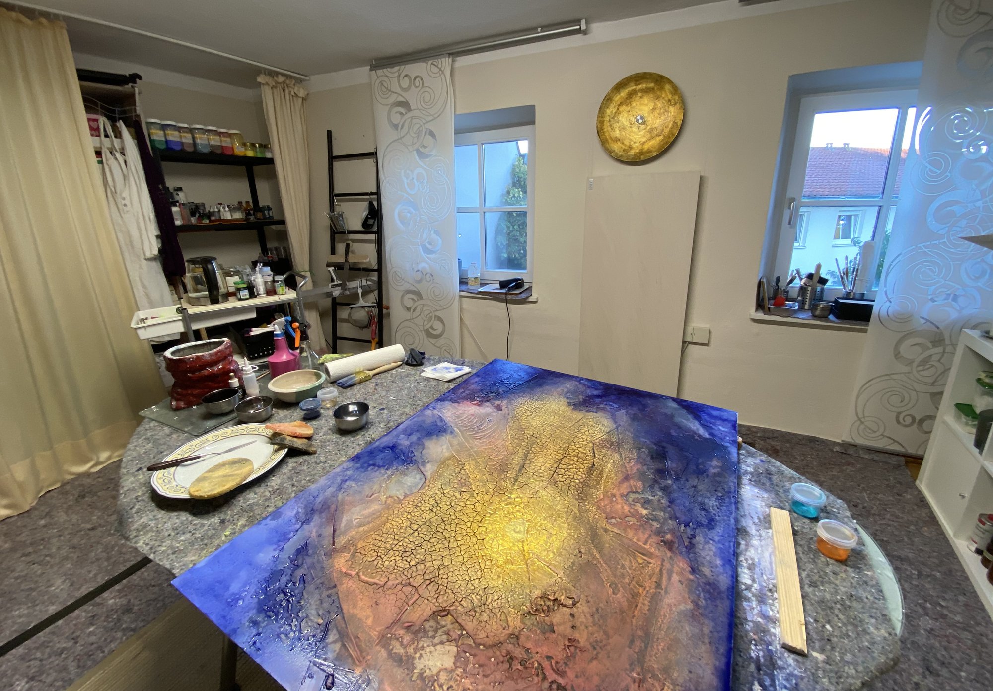 Werk in Arbeit mit Sumpfkalk und Pigmenten auf dem Arbeitstisch im Atelier von LishareArt